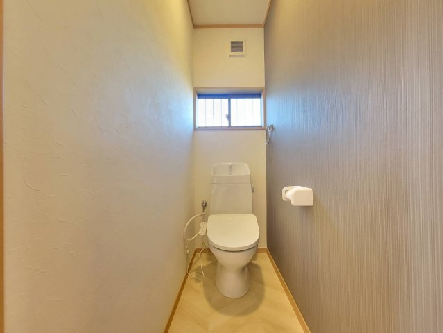 鹿沼市楡木町 中古住宅のトイレ|寒い日も快適に。温水洗浄付きトイレで、毎日気持ちよく使えるうれしい設備です。
※2025年12月撮影