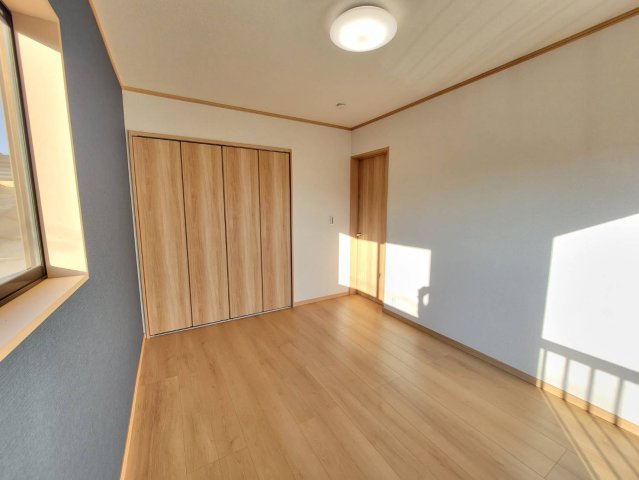 鹿沼市楡木町 中古住宅の洋室|〇2F 6帖和室①〇
使いやすいクローゼット付きですので、洋服や小物をすっきり収納できてお部屋を広く使えます。毎日の身支度も快適です。
※2025年12月撮影