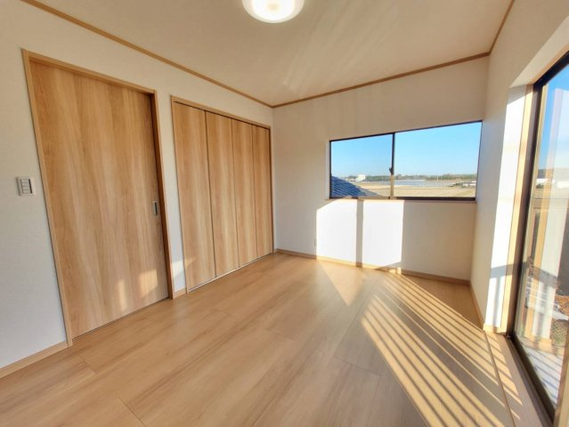 鹿沼市楡木町 中古住宅の洋室|〇2F 6帖和室②〇
ベッドと机を無理なく置ける、お子様用にちょうどいい広さのお部屋です。
自分だけの時間を大切にできて勉強にも集中できます。
※2025年12月撮影