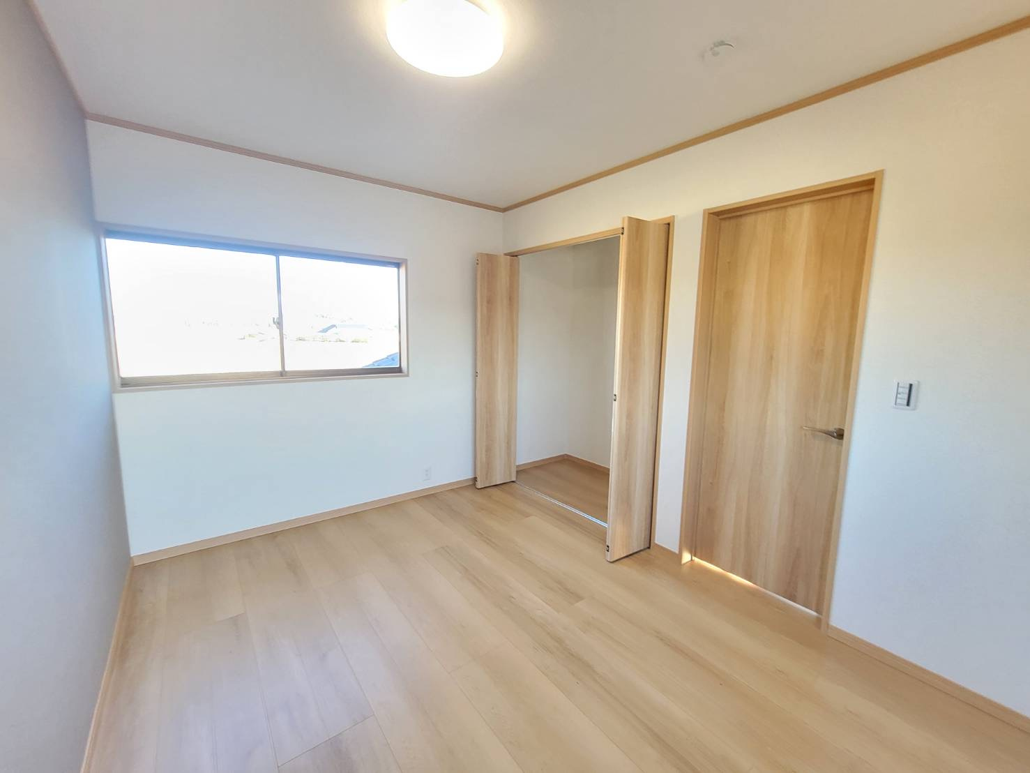 鹿沼市楡木町 中古住宅の洋室|〇2F 6帖和室③〇
ほどよい広さで使いやすい広さの洋室。
机やベッドを置いてもゆとりが出ます。
窓から光が差し込む明るい空間で、毎日を気持ちよく過ごせます。
※2025年12月撮影