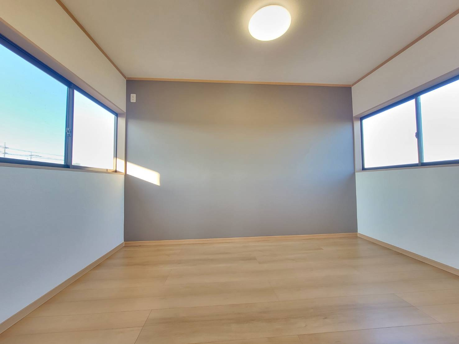 鹿沼市楡木町 中古住宅の洋室|〇2F 6帖和室③〇
アクセントクロスがとってもおしゃれで売主様のこだわりを感じます☆
※2025年12月撮影