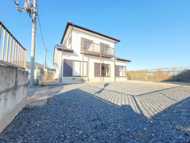 鹿沼市楡木町 中古住宅の外観|土地75坪に建つ32坪の家！駐車場拡張リフォーム済で4台のスペースを確保しました☆
※2025年12月撮影