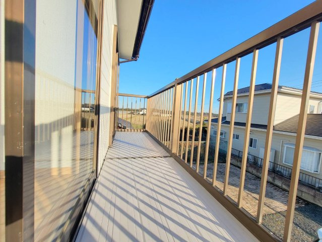 鹿沼市楡木町 中古住宅のバルコニー|2部屋からアクセスできる2WAYバルコニー！南向きでお洗濯物もカラッと乾きます♪
※2025年12月撮影