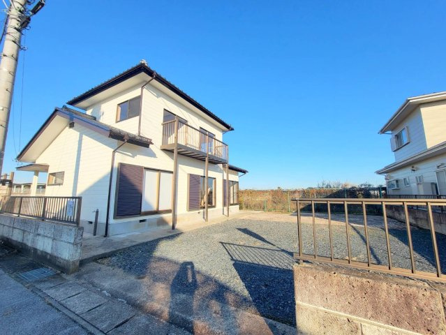 鹿沼市楡木町 中古住宅の前面道路含む現地写真|4台駐車可能なゆとりのカースペース。夫婦それぞれの車も、お客様のお車も余裕に対応できます。
※2025年12月撮影