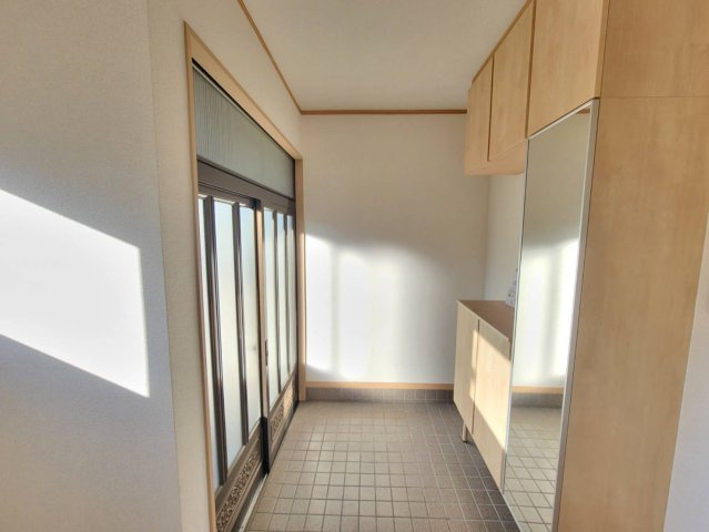 鹿沼市楡木町 中古住宅の玄関|靴好きさんも安心の収納力。季節ごとの靴やブーツもたっぷり入る大容量シューズボックスで、玄関が広々快適空間に変わります。
※2025年12月撮影