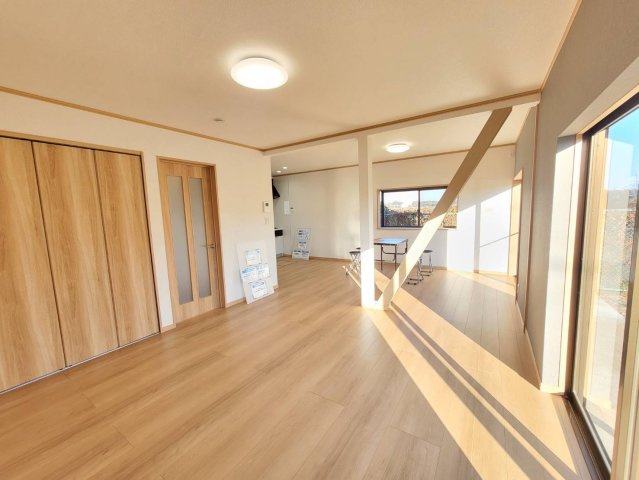 鹿沼市楡木町 中古住宅の居間・リビング|〇1F 18.5帖リビング〇
地震や風の横揺れによる変形を防ぎ、耐震性・耐風性を高める重要な役割の筋交い。カフェのようなハイセンスな空間に毎日癒されます☆
※2025年12月撮影