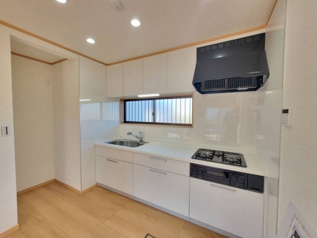 鹿沼市楡木町 中古住宅のキッチン|キッチンには冷蔵庫を置けるスペースも。
システムキッチンを新設しているので清潔です♪
※2025年12月撮影