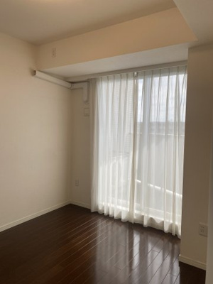 【洋室】 | ドリームタワーキュアレジデンス | 洋室です♪
日当たりの良いお部屋です♪

リフォーム前の写真です。
リフォーム完了を楽しみにお待ちく