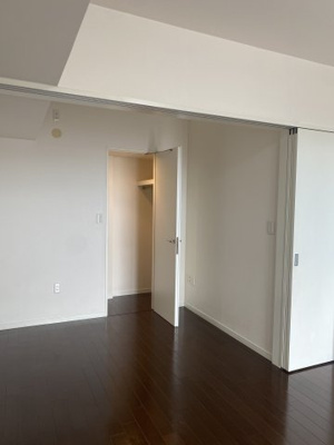 【洋室】 | ドリームタワーキュアレジデンス | リビングです♪
日当たりの良いお部屋です♪

リフォーム前の写真です。
リフォーム完了を楽しみにお待
