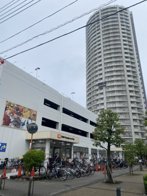 【外観】 | ドリームタワーキュアレジデンス | 少し離れたところからの外観です♪
マンション入り口から20ｍ先にスーパーがあります♪