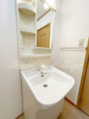 【洗面所】 | アデッソ湘南 | 明るい洗面所です