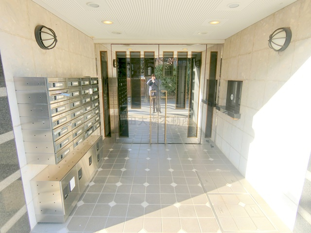 クレッセント田園調布のエントランス|宅配ボックスと管理人室、オートロック