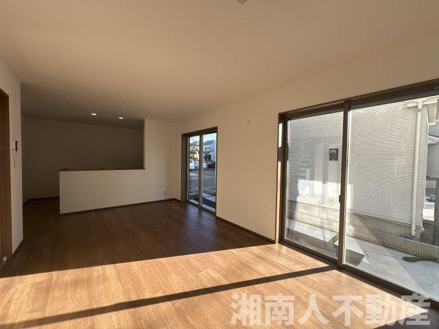 茅ヶ崎市円蔵１丁目　新築戸建全2棟の居間・リビング|こちらのリビングで趣味の時間をお楽しみください