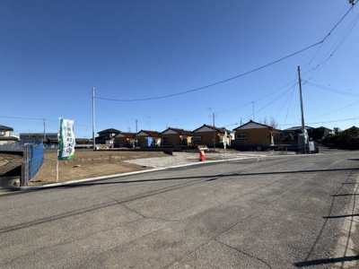 【前面道路含む現地写真】 | 【佐間第3期　現地外観】
※令和8年1月時点