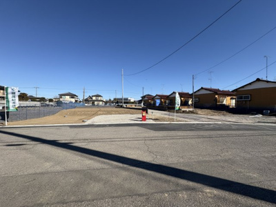 【前面道路含む現地写真】 | 【佐間第3期　現地外観】
※令和8年1月時点