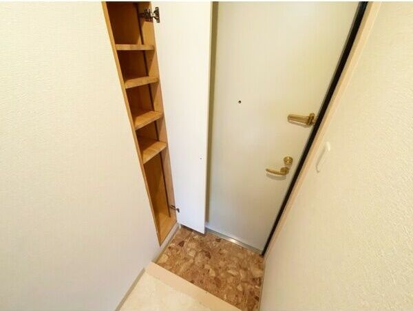 オズレジデンス中川の玄関