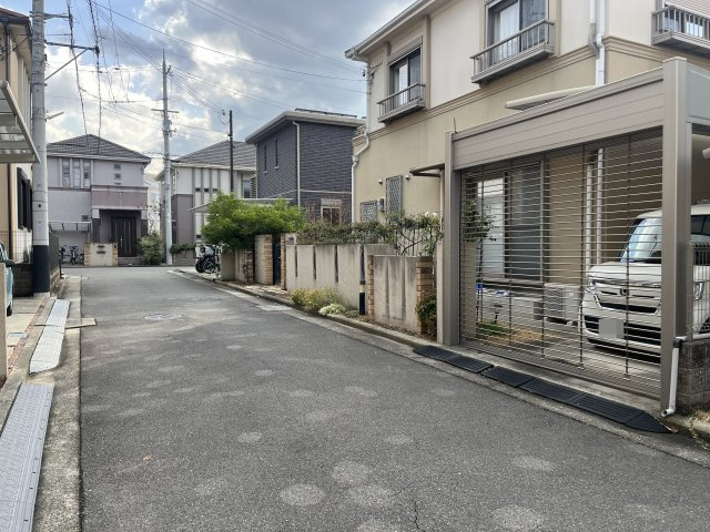 熊取町大久保北3丁目　中古戸建の前面道路含む現地写真