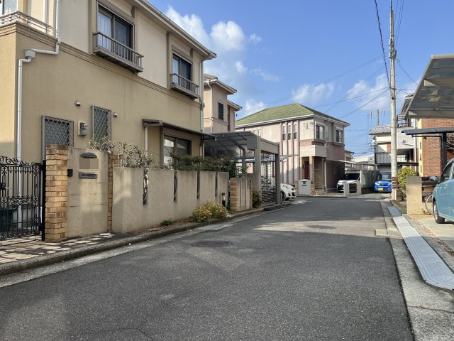 熊取町大久保北3丁目　中古戸建の前面道路含む現地写真