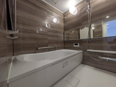 【浴室】 | ヴェルディ府中ガーデンヒルズ | 半身浴もゆっくり楽しめる広々浴室