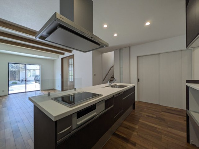 【キッチン】 | 広島市安佐南区長束５丁目 | リビングで遊ぶお子様を見守りながらお料理ができるキッチン