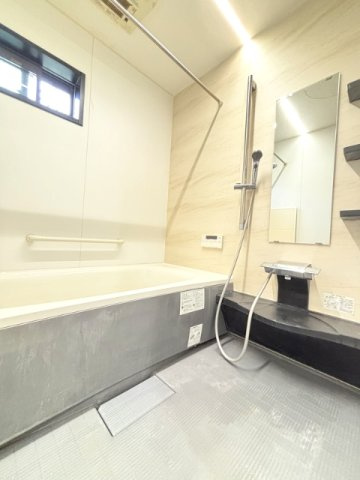 昭島市東町 戸建の浴室|鏡とラックのある浴室です