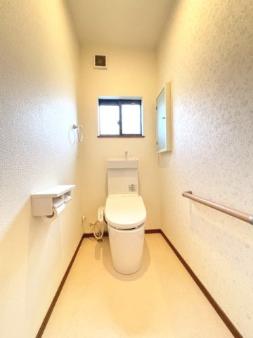 昭島市東町 戸建のトイレ|温水洗浄便座のトイレです