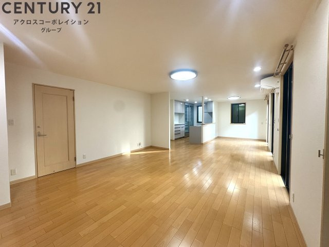 明るくて開放的な27帖の広々としたリビング！