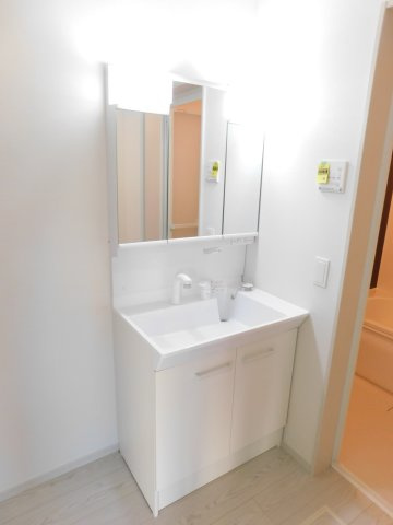 名古屋市中村区北畑町３丁目の新築一戸建の独立洗面台|◇洗面脱衣室◇　　三面鏡シャンプードレッサー♪