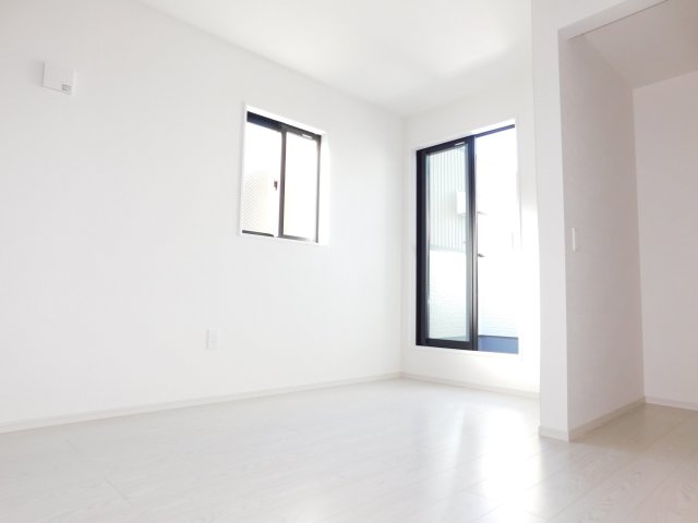 名古屋市中村区北畑町３丁目の新築一戸建の洋室|◇洋室◇　　２面採光で明るい洋室６．２帖　ＷＩＣ完備！　バルコニー利用可能♪