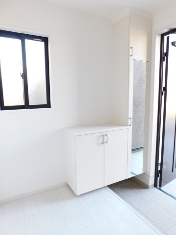 名古屋市中村区北畑町３丁目の新築一戸建の玄関|◇玄関収納◇　　家族の履物がしっかり収納できるミラー付玄関収納♪　