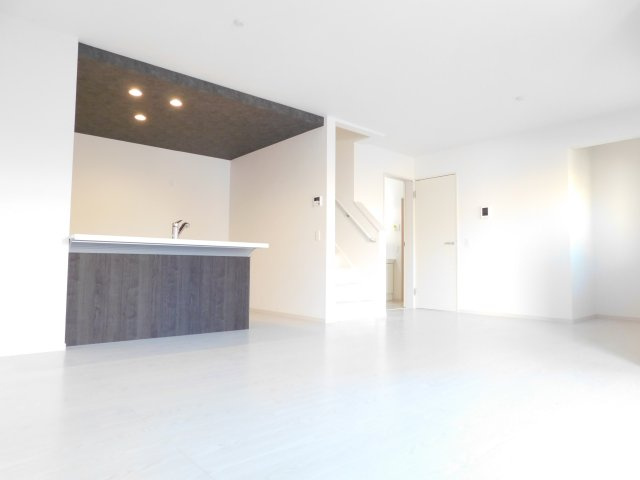 名古屋市中村区北畑町３丁目の新築一戸建の居間・リビング|◇リビング◇　　明るく広いリビング１８．７帖　おしゃれな折下天井のフラットキッチン♪