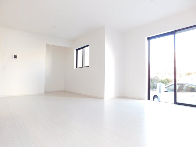 名古屋市中村区北畑町３丁目の新築一戸建の居間・リビング|◇リビング◇　　明るく広いリビング１８．７帖　大きな窓から採光が差し込む開放的な空間♪