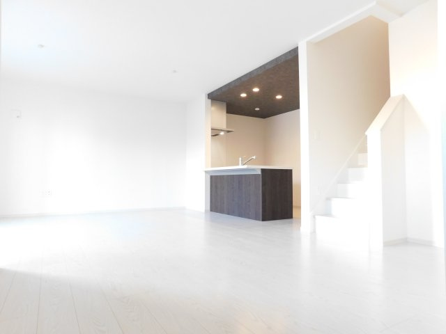 名古屋市中村区北畑町３丁目の新築一戸建の居間・リビング|◇リビング◇　　明るく広いリビング１８．７帖　リビング階段で自然と家族とのコミュニケーションが増えます♪