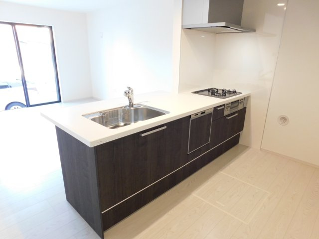 名古屋市中村区北畑町３丁目の新築一戸建のキッチン|◇キッチン◇　　人気の対面式・人造大理石カウンターキッチン・食洗機・浄水器一体型水栓・静音仕様シンク・薄型換気扇・Ｓｉセンサーコンロ（３口）・床下収納庫