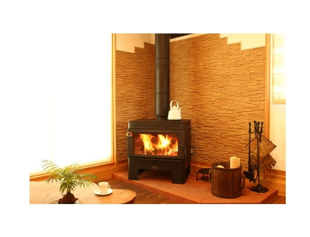 【設備】 | 東松山市あずま町1丁目 | 14.0帖の広さの玄関・土間スペースには暖かな薪ストーブを設置