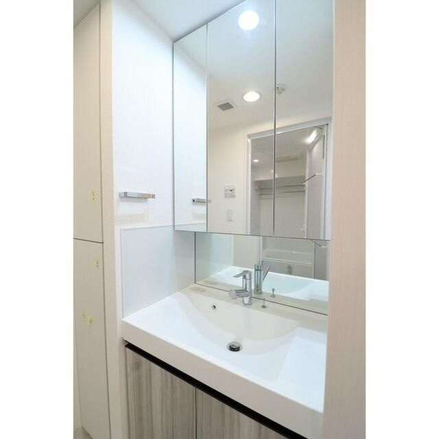 コンフォリア日暮里の洗面所