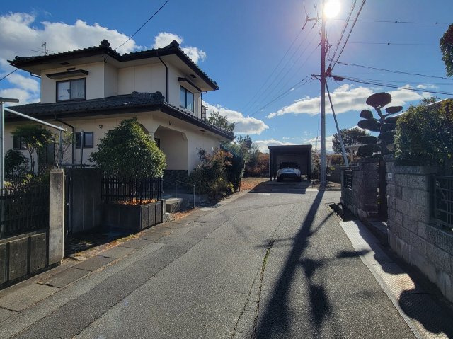 穂高売中古住宅の前面道路含む現地写真