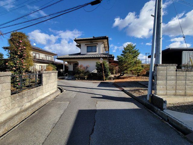 穂高売中古住宅の前面道路含む現地写真