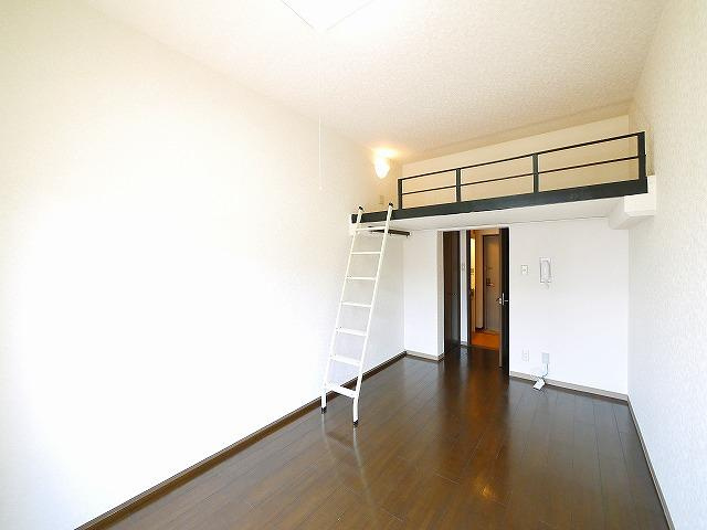 シティパレス郡山Ｐ１Ｂの居間・リビング|個人の部屋や寝室として使える洋室です