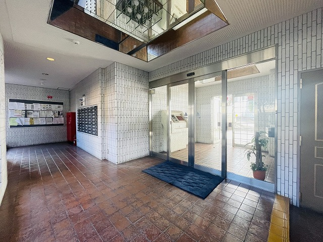【その他共用部分】 | 三愛シティライフ野間レイクビュー | シンプルなエントランスホールは清潔に保たれていて、お住まいの方を気持ちよくお迎えします