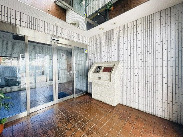 【エントランス】 | 三愛シティライフ野間レイクビュー | 安全に配慮されたオートロックマンションです♪室内ＴＶモニタ付インターホンで来訪者を確認できます