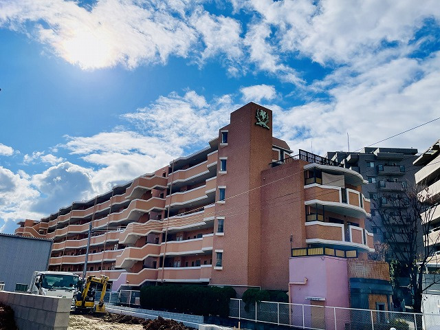 【外観】 | 三愛シティライフ野間レイクビュー | 徒歩2分のバス停から出ているバスで、西鉄「高宮駅」まで直行することができます。