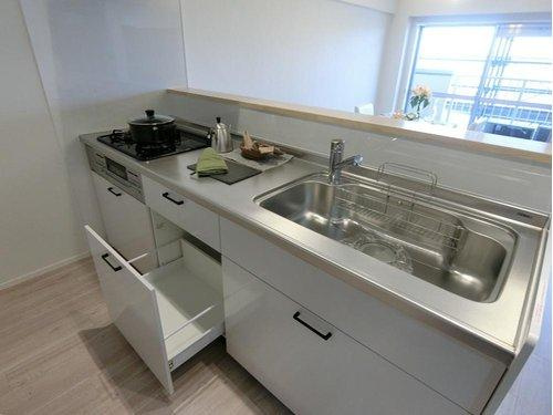 ロータス日東マンションのキッチン|後面の棚には調味料はもちろん、食器を置くスペースにピッタリ♪自分好みに飾りつけも楽しいですね。