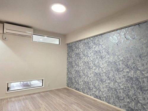 ロータス日東マンションの洋室|お部屋の上下部分には小窓を取り付けました。晴れたの日は小窓から優しい光が入り込んで落ち着く空間に♪