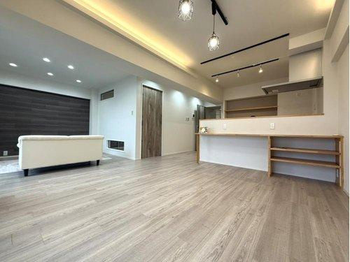 ロータス日東マンションの居間・リビング|ＬＤＫは広々18.5帖。
ホワイトカラーのシンプルなお部屋に仕上げています。