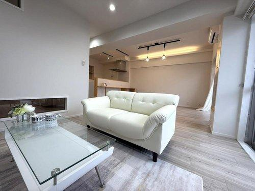 ロータス日東マンションの居間・リビング|リビングは家族が集まる癒しの空間に♪映画鑑賞やゆっくりティータイムも素敵です。