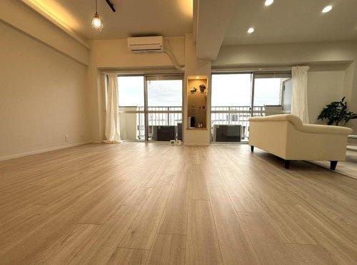 ロータス日東マンションの居間・リビング|柱のスペースにはお好みの雑貨や植物を飾っても素敵です♪