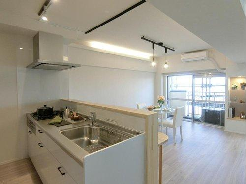 ロータス日東マンションのキッチン|システムキッチンには収納スペースもたっぷり。いつも綺麗なキッチンをキープ出来ます。