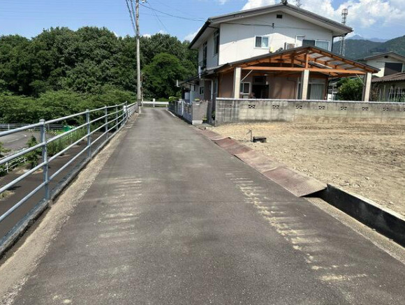 萩生　売土地の前面道路含む現地写真