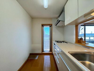  | ポレスター近江八幡 | キッチンからバルコニーへ出入りできますので、缶などをお部屋の外へ置いておくのに便利です。
